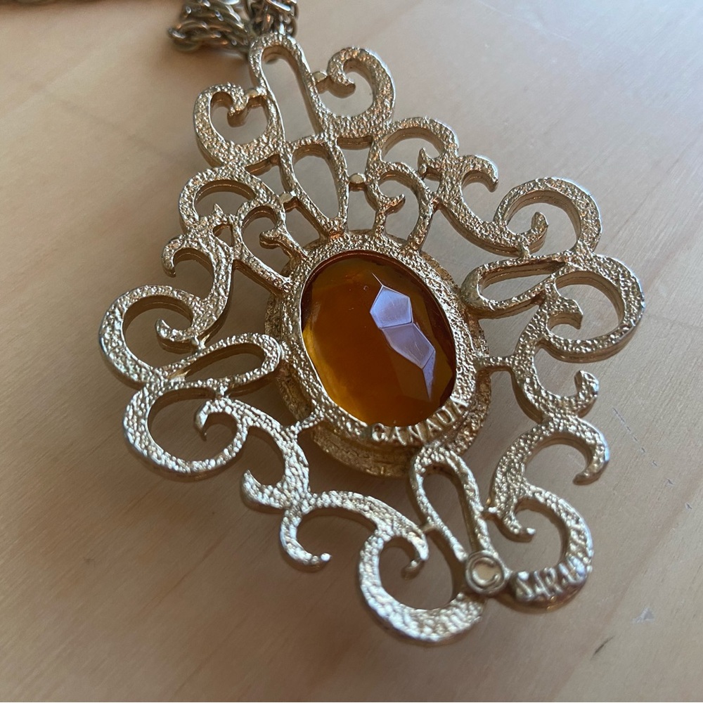 Vintage Sarah Coventry Made in Canada đ¨đŚ Royal Flair Pendant Gold Tone Necklace - Picture 7 of 10